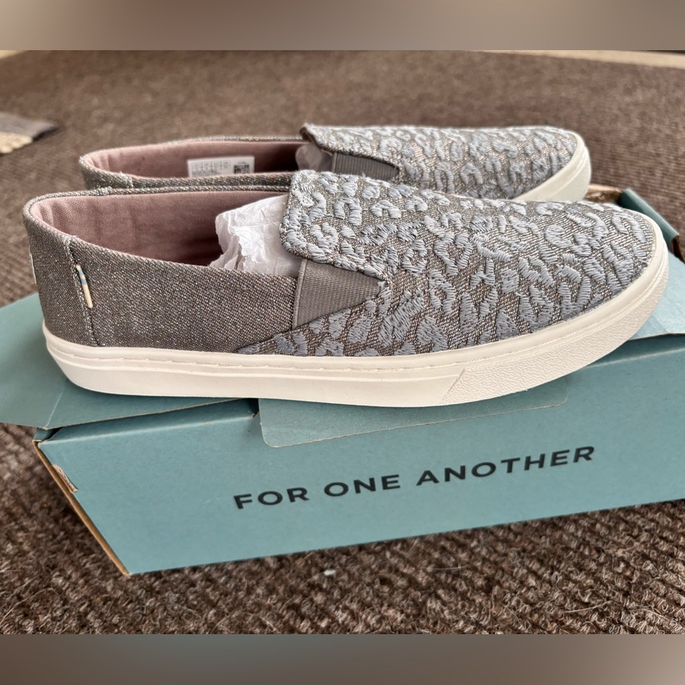 TOMS Luca Grey Cheetah Glimmer Youth Size 5 New In Box - Picture 6 of 7